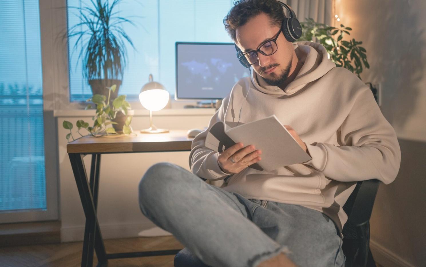 Estudiante trabajando en análisis financiero con datos y gráficos en pantalla