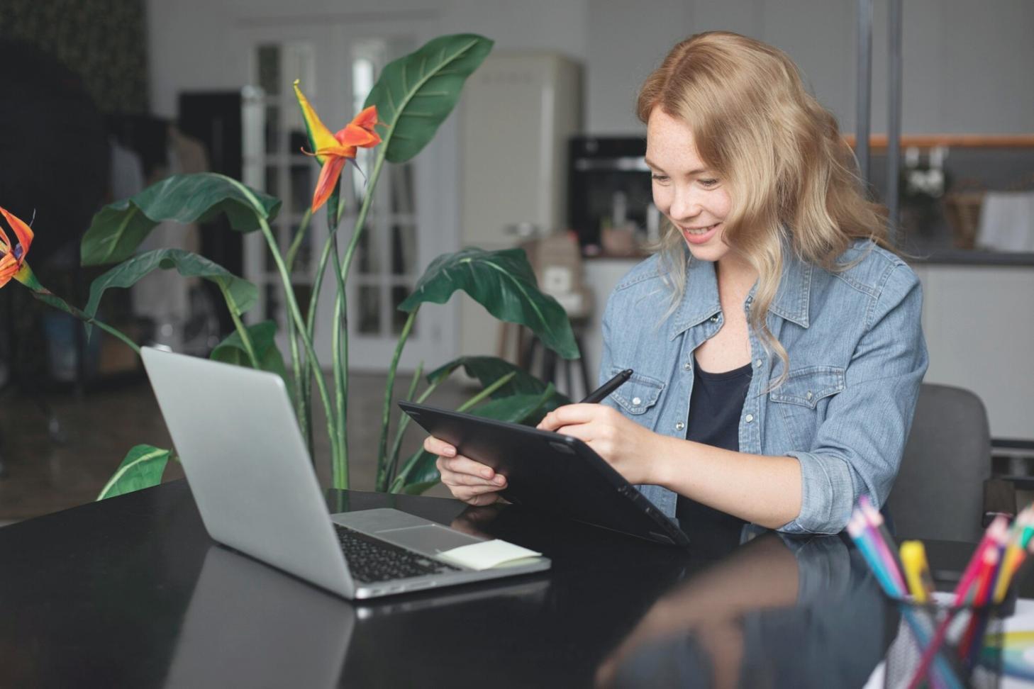 Profesionales trabajando en análisis financiero colaborativo