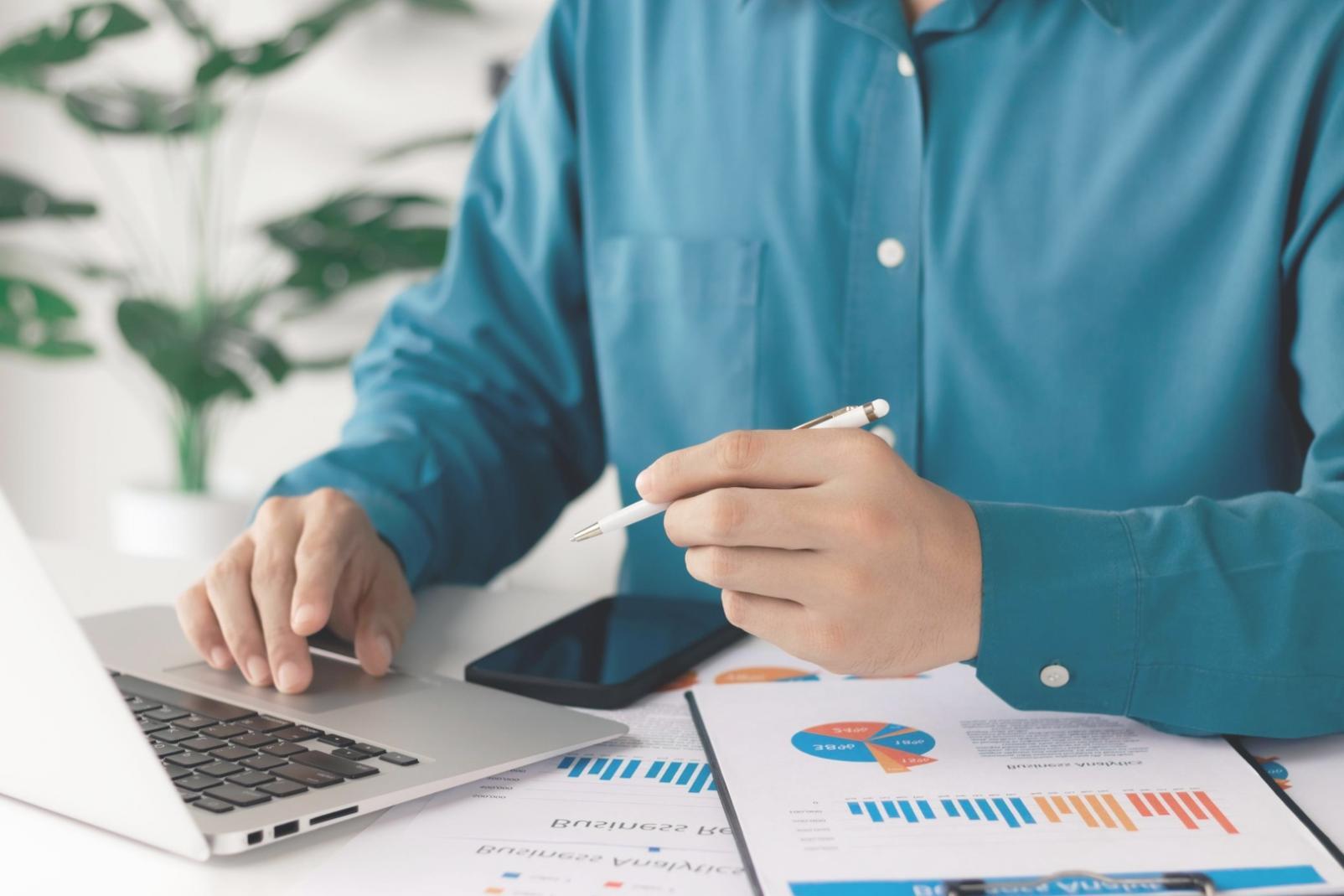 Análisis de datos financieros en entorno profesional moderno